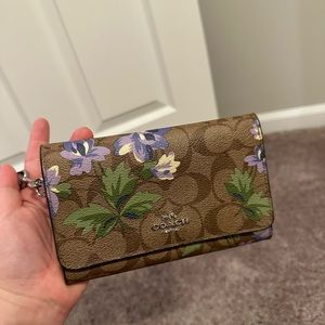 Coach wallet flower purple zip at the back , personal used good